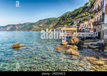 Bella stagione nel villaggio di Chianalea, frazione di Scilla, Calabria, Italia Foto Stock