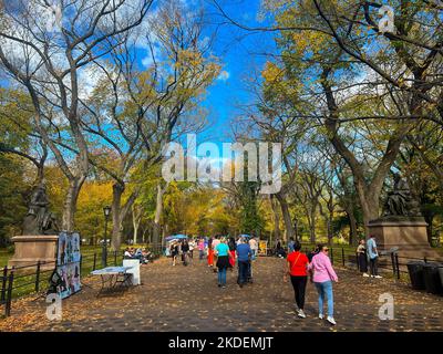 New York, NY, Stati Uniti. 5th Nov 2022. I turisti sono visti a Central Park durante l'autunno a New York City. (Credit Image: © Pacific Press via ZUMA Press Wire) Foto Stock