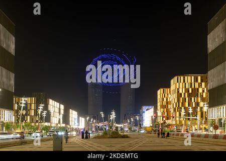 DARB Lusail Festival. Spettacolo di droni del Lusail Plaza Tower 4 alla cerimonia di apertura Foto Stock