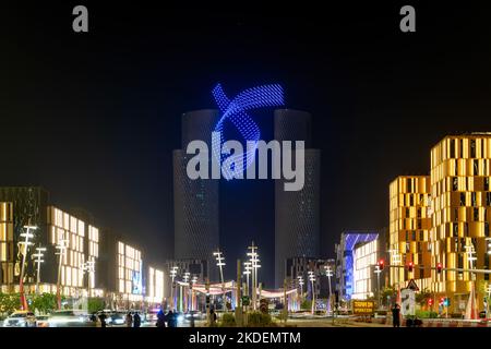 DARB Lusail Festival. Spettacolo di droni del Lusail Plaza Tower 4 alla cerimonia di apertura Foto Stock