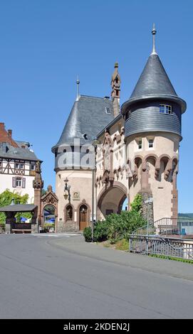 Porta del ponte storico (Brückentor) a Traben-Trarbach, Fiume Mosel, Valle Mosel, Germania Foto Stock