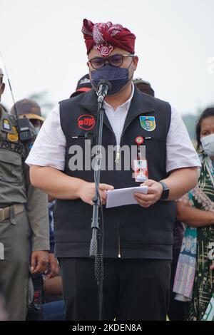 Il reggente di Kediri Hanindhito Himawan Pramana (Mas Dhito) all'apertura della Parata Cikar a Kediri. Cikar è un trasporto tradizionale in Indonesia Foto Stock