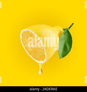 Limone, goccia di succo, su sfondo giallo, concetto di cibo creativo minimo Foto Stock