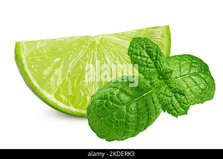Foglie di lime e menta isolate su sfondo bianco, percorso di ritaglio, profondità di campo completa Foto Stock