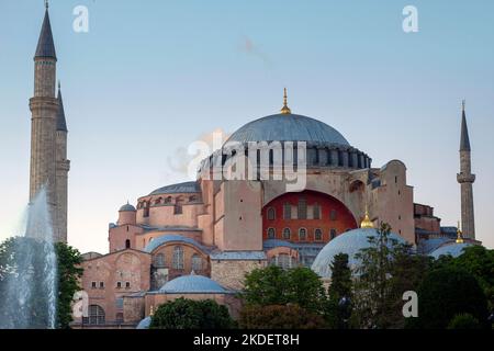 Hagia Sophia, vista pomeridiana del maestoso tempio bizantino, oggi in funzione come moschea e museo, a Istanbul, Turchia, costruita dall'imperatore Giustiniano I. Foto Stock