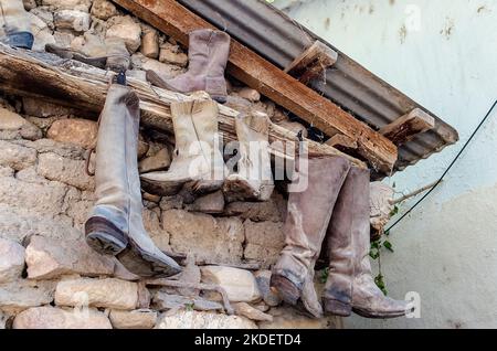 Vecchi stivali da cowboy polverosi dall'Arizona, USA. Concetto di selvaggio scenario occidentale Foto Stock