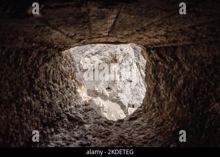 Da una scappatoia si possono ammirare i tunnel del Monte Lagazuoi, costruiti durante la prima guerra mondiale, le Alpi dolomitiche del Tirolo meridionale Foto Stock