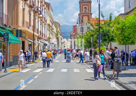 SORRENTO, ITALIA - 27 MAGGIO: Persone che camminano su corso Italia, la strada principale di Sorrento, Italia, il 27 maggio 2012. Foto Stock