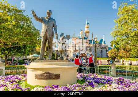ANAHEIM, CALIFORNIA, 27 AGOSTO: Statua di W. Disney e Topolino a Disneyland Park, il 27 agosto 2012. Questo parco ha aperto il 17 luglio 1955. È th Foto Stock