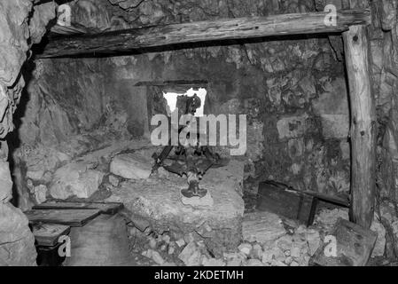 Una scappatoia e una vecchia mitragliatrice in un tunnel del Monte Lagazuoi nelle Alpi dolomitiche, costruita durante il primo mondo, Pronevince Autonoma del Sud Tiro Foto Stock