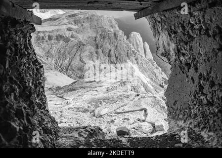 Da una scappatoia si possono ammirare i tunnel del Monte Lagazuoi, costruiti durante la prima guerra mondiale, le Alpi dolomitiche del Tirolo meridionale Foto Stock