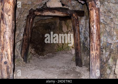 Un tunnel sul Monte Lagazuoi, parte di un sistema di difesa della prima guerra mondiale nelle Alpi dolomitiche, Pronevince autonomo del Tirolo meridionale Foto Stock