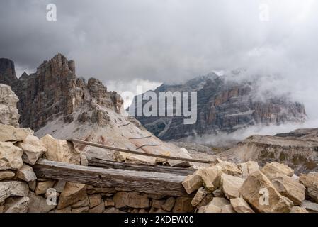 Antiche trincee e filo spinato alla fortificazione del Monte Lagazuoi, costruita durante la prima guerra mondiale, provincia autonoma del Tirolo del Sud Foto Stock