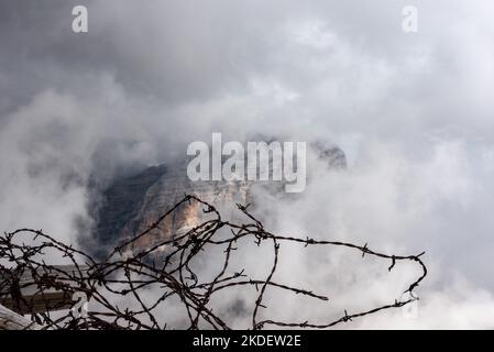 Antiche trincee e filo spinato alla fortificazione del Monte Lagazuoi, costruita durante la prima guerra mondiale, provincia autonoma del Tirolo del Sud Foto Stock