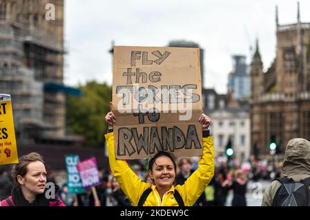 I voli per la deportazione del Ruanda protestano contro una protesta a Londra contro le misure di austerità del governo conservatore, chiedendo l’elezione generale Foto Stock