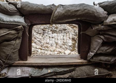 Antiche trincee e filo spinato alla fortificazione del Monte Lagazuoi, costruita durante la prima guerra mondiale, provincia autonoma del Tirolo del Sud Foto Stock