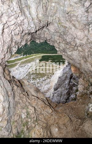 Da una scappatoia si possono ammirare i tunnel del Monte Lagazuoi, costruiti durante la prima guerra mondiale, le Alpi dolomitiche del Tirolo meridionale Foto Stock