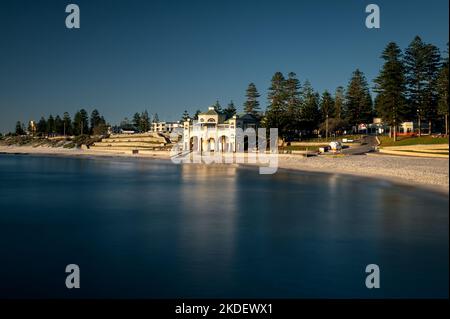 Famosa spiaggia di Cottesloe sulla costa di Perth. Foto Stock