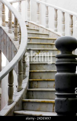 Antica scala di marmo abbandonata in decadenza e nel passare del tempo, da qualche parte in un antico palazzo dell'isola di Büyükada (Prinkipo) nelle isole del Principe, vicino Istanbul, Foto Stock