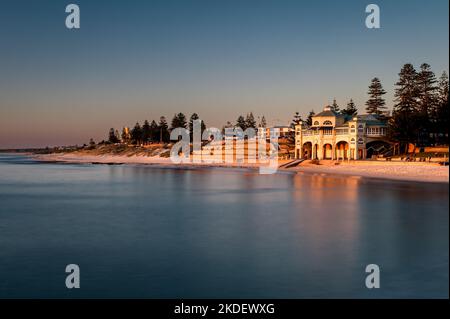 Famosa spiaggia di Cottesloe sulla costa di Perth. Foto Stock