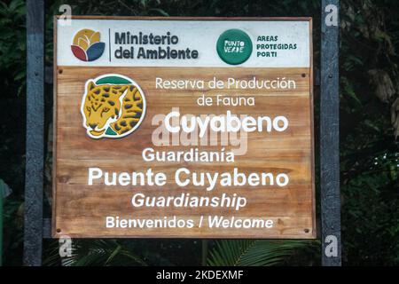 Cartello di benvenuto alla foresta amazzonica ecuadoriana fotografata alla riserva Cuyabeno Ecuador Foto Stock