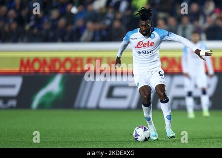 Andre Zambo Anguissa di SSC Napoli in azione durante la Serie A match beetbetween Atalanta BC e SSC Napoli al Gewiss Stadium il 5 novembre 2022 a Bergamo, Italia . Foto Stock