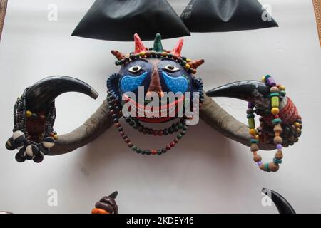 Lavorazione artigianale della ceramica di argilla mercato artigianale tradizionale a Otavalo, Provincia di Imbabura, Ecuador. Foto Stock