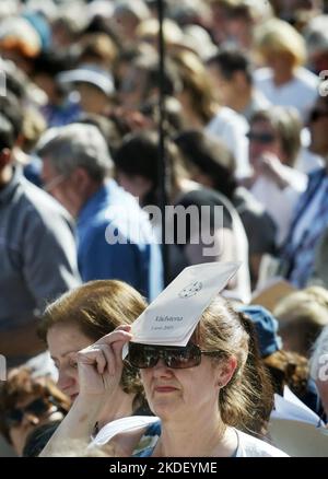 Domenica è stato celebrato il 700th° anniversario della nascita di Santa Brigida. Qui una cerimonia cattolica a Borggården al Castello di Vadstena, che cinquemila persone hanno visitato. Foto Stock