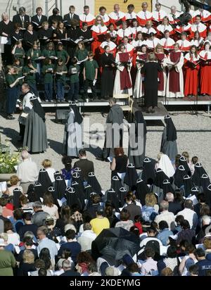 Domenica è stato celebrato il 700th° anniversario della nascita di Santa Brigida. Qui una cerimonia cattolica a Borggården al Castello di Vadstena, che cinquemila persone hanno visitato. Foto Stock