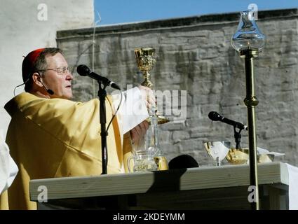 Domenica è stato celebrato il 700th° anniversario della nascita di Santa Brigida. Qui una cerimonia cattolica a Borggården al Castello di Vadstena, che cinquemila persone hanno visitato. Foto Stock