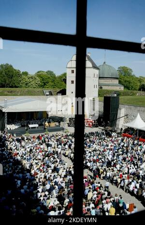 Domenica è stato celebrato il 700th° anniversario della nascita di Santa Brigida. Qui una cerimonia cattolica a Borggården al Castello di Vadstena, che cinquemila persone hanno visitato. Foto Stock