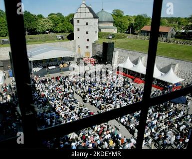 Domenica è stato celebrato il 700th° anniversario della nascita di Santa Brigida. Qui una cerimonia cattolica a Borggården al Castello di Vadstena, che cinquemila persone hanno visitato. Foto Stock