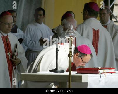 Domenica è stato celebrato il 700th° anniversario della nascita di Santa Brigida. Qui una cerimonia cattolica a Borggården al Castello di Vadstena, che cinquemila persone hanno visitato. Foto Stock