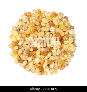 Pezzi di incenso, lacrime di olibano, cerchio di resina dall'alto, isolato, sopra bianco. Resina aromatica, usata in incenso e profumi. Foto Stock