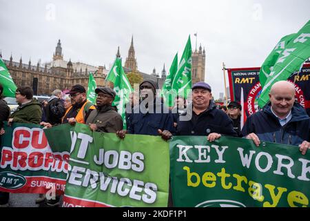 La manifestazione “la Gran Bretagna è rotta” dell’Assemblea popolare ha guidato migliaia di persone in una marcia attraverso il centro di Londra chiedendo l’elezione generale. 05/11/22 Londra/Regno Unito Aubrey/Alamy Live News Foto Stock