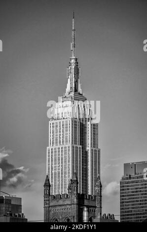 NEW YORK CITY - 26 MAGGIO: Vista dell'iconico Empire state Building a Midtown Manhattan, New York City, USA, 26 maggio 2013. L'Empire state Building è Foto Stock