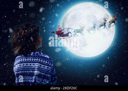 Babbo natale in una slitta pronta a consegnare i regali slitta Foto Stock