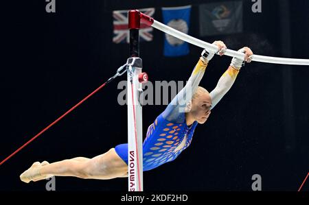 Liverpool, Regno Unito. 05th Nov 2022. Campionati mondiali di ginnastica 2022. L'arena M&S Bank. Liverpool. Sanna Veerman (NED) durante la sua routine di sbarre irregolari nelle finali individuali degli apparecchi ai Campionati mondiali di ginnastica 2022. Credit: Sport in Pictures/Alamy Live News Foto Stock