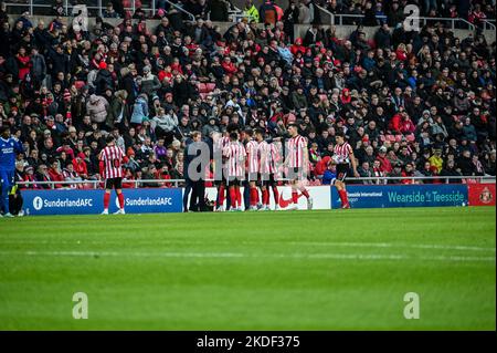 Tony Mowbray, manager dell'AFC di Sunderland, impartisce istruzioni alla sua squadra durante la partita del campionato Sky Bet contro Cardiff City. Foto Stock