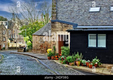 Edimburgo Scozia Dean Village guardando giù Bells Brae verso il ponte di pietra in autunno Foto Stock