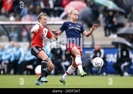 ROTTERDAM - (lr) Esmee de Graaf di Feyenoord V1, Tiny Hoekstra di Ajax Women durante la partita olandese delle donne Eredivie tra Feyenoord e Ajax al complesso sportivo Varkenoord il 6 novembre 2022 a Rotterdam, Paesi Bassi. ANP PIETER STAM DE YOUNG Foto Stock