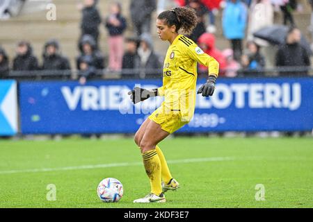 ROTTERDAM, PAESI BASSI - 6 NOVEMBRE: Portiere Jacintha Weimar di Feyenoord durante la partita olandese delle donne azere Eredivie tra Feyenoord e vv Ajax a New Varkenoord il 6 novembre 2022 a Rotterdam, Paesi Bassi (Foto di Kees Kuijt/Orange Pictures) Foto Stock