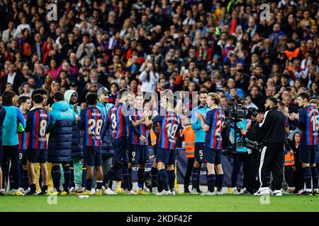 Gerard Pique del FC Barcelona si addita nella sua ultima partita a Camp Nou durante il campionato spagnolo la Liga calcio match tra FC Barcelona e UD Almeria il 5 novembre 2022 allo Stadio Spotify Camp Nou di Barcellona, Spagna - Foto: Xavi Bonilla/DPPI/LiveMedia Foto Stock