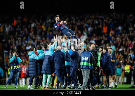 Gerard Pique del FC Barcelona si addita nella sua ultima partita a Camp Nou durante il campionato spagnolo la Liga calcio match tra FC Barcelona e UD Almeria il 5 novembre 2022 allo Stadio Spotify Camp Nou di Barcellona, Spagna - Foto: Xavi Bonilla/DPPI/LiveMedia Foto Stock