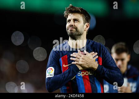 Gerard Pique del FC Barcelona si addita nella sua ultima partita a Camp Nou durante il campionato spagnolo la Liga calcio match tra FC Barcelona e UD Almeria il 5 novembre 2022 allo Stadio Spotify Camp Nou di Barcellona, Spagna - Foto: Xavi Bonilla/DPPI/LiveMedia Foto Stock