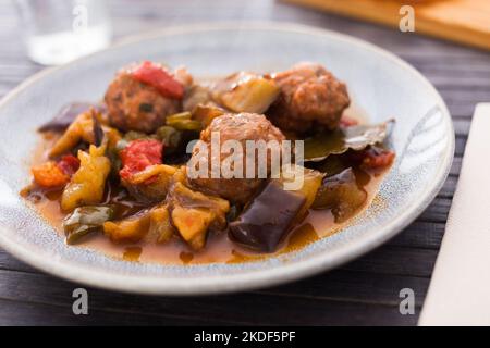 polpette al vapore con verdure in umido con torba sul piatto Foto Stock