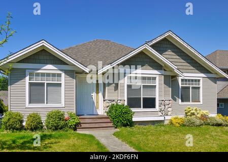 Casa media residenziale in Canada su sfondo blu cielo Foto Stock