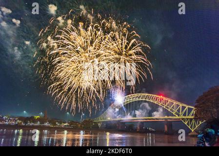 Halton Borough council Novembre 5th spettacolo notturno di fuochi d'artificio Bonfire dal ponte Queensway attraverso il fiume Mersey visto dal Lokkin lato Widnes Foto Stock