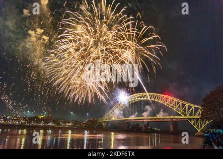 Halton Borough council Novembre 5th spettacolo notturno di fuochi d'artificio Bonfire dal ponte Queensway attraverso il fiume Mersey visto dal Lokkin lato Widnes Foto Stock