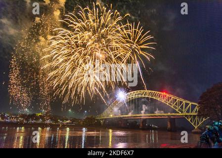 Halton Borough council Novembre 5th spettacolo notturno di fuochi d'artificio Bonfire dal ponte Queensway attraverso il fiume Mersey visto dal Lokkin lato Widnes Foto Stock